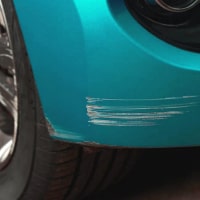 Krassen op een carrosserie repareren