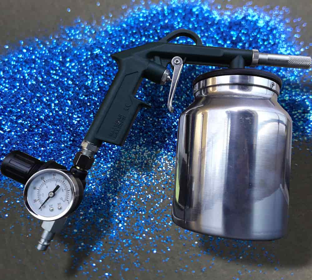 verf aanbrengen met een airbrush, een verfspuitpistool en een spuitbus