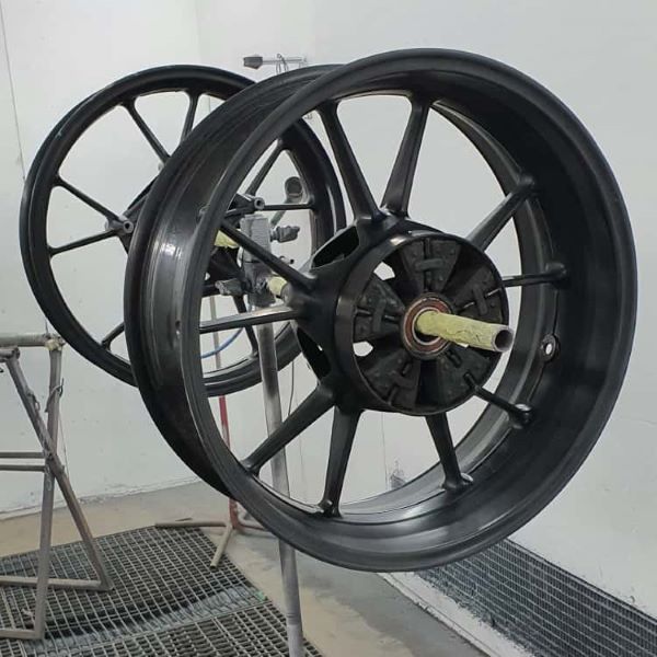 Hoe verf je een motorfiets?